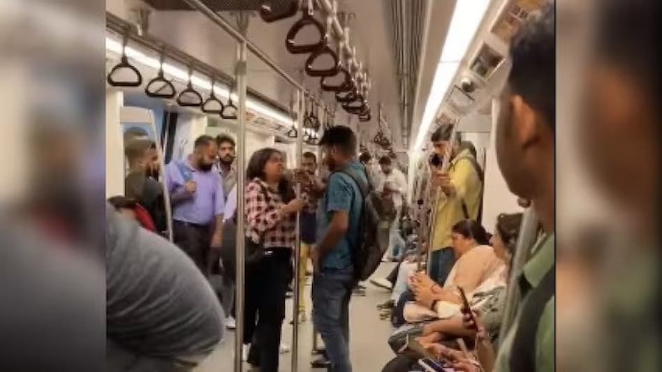 Woman shouts, slaps co-passenger in Delhi Metro Woman shouts, slaps co-passenger in Delhi Metro