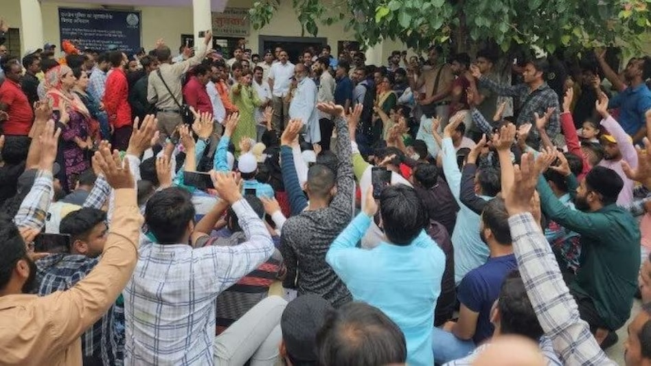 Later, Zareen sought assistance from a friend, Taufeeq Khan, who was passing through the area. Later, Zareen sought assistance from a friend, Taufeeq Khan, who was passing through the area.