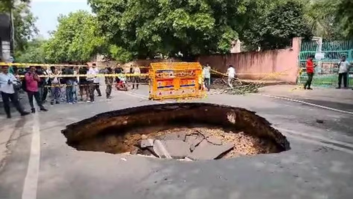 Watch: Road caves-in at Delhi's Janakpuri area, Twitter abuzz with reactions 