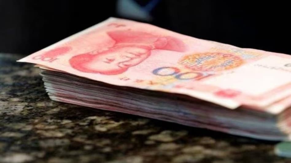 As yuan weakens, Chinese investors are rushing offshore to make dollar deposits and buy Hong Kong insurance As yuan weakens, Chinese investors are rushing offshore to make dollar deposits and buy Hong Kong insurance