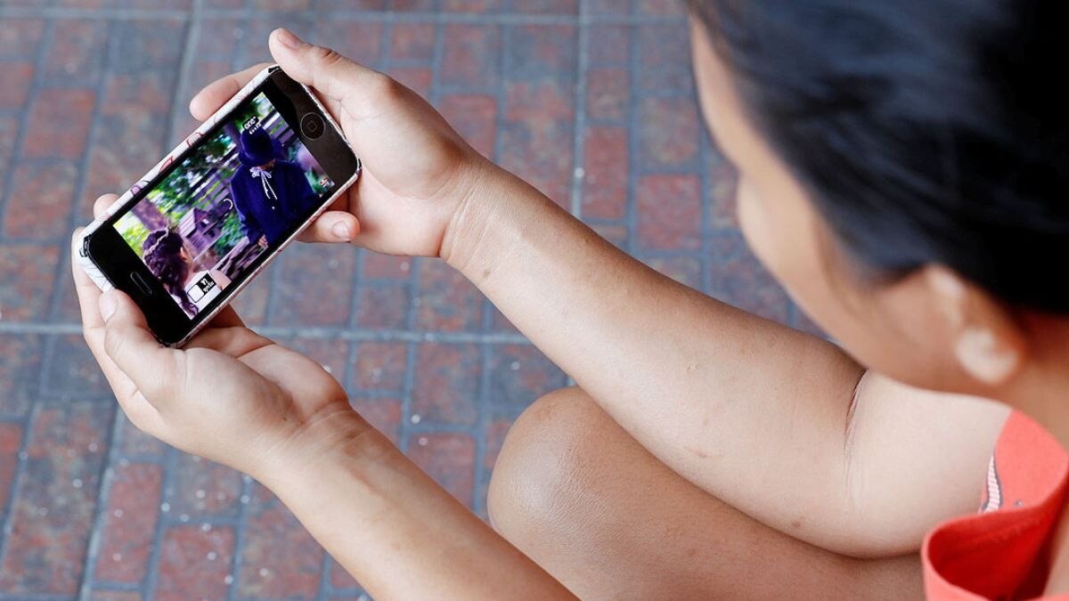 20-year-old woman fired from job for using phone during work hours: Report