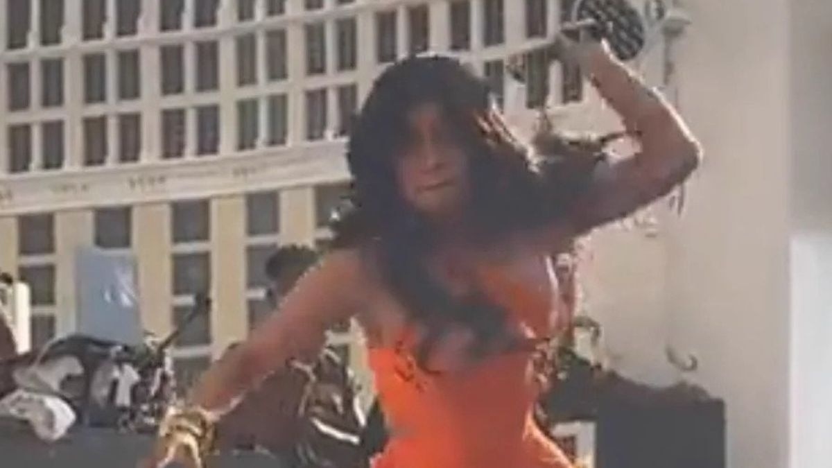 Security swiftly intervened, escorting the disruptive fan out of the venue while Cardi B yelled from the stage. Security swiftly intervened, escorting the disruptive fan out of the venue while Cardi B yelled from the stage.