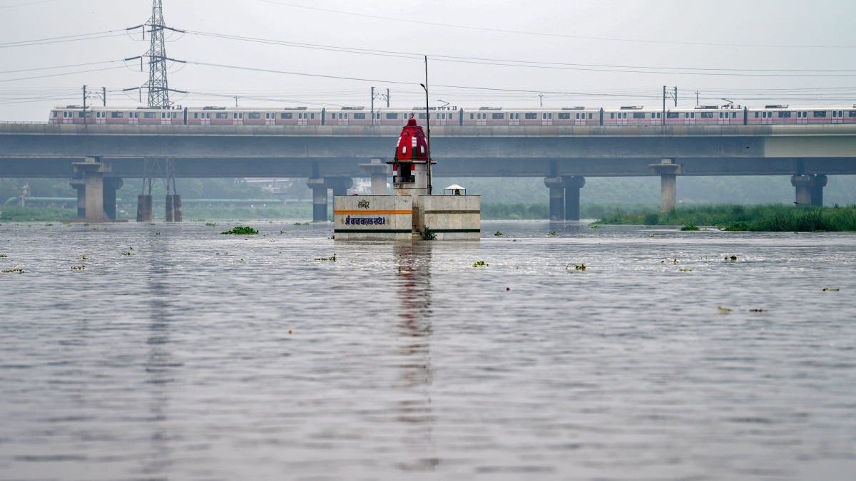 The water level in the Yamuna river in Delhi is rising and is expected to breach the danger mark of 205.33 metres on Tuesday. The water level in the Yamuna river in Delhi is rising and is expected to breach the danger mark of 205.33 metres on Tuesday.