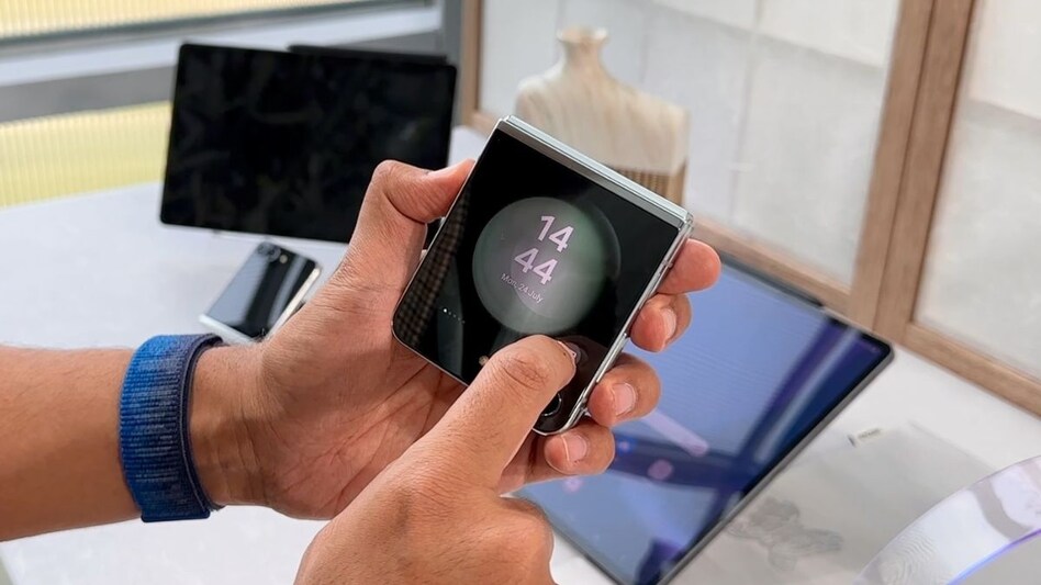 Samsung Galaxy Z Flip5 gets a bigger secondary screen Samsung Galaxy Z Flip5 gets a bigger secondary screen