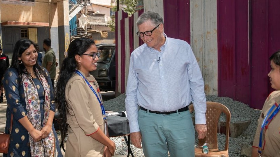 Bill Gates meet woman from Indian Post Office Bill Gates meet woman from Indian Post Office