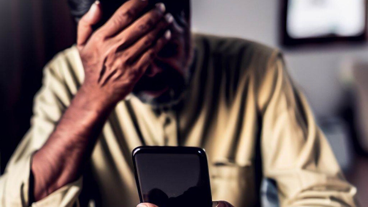 A man lost Rs 6.45 lakh to scammer without receiving transaction SMS on phone.