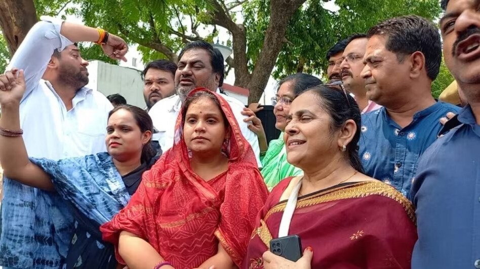 On Friday night, the ACB team conducted a raid in the residences of the accused and seized over Rs 40 lakh cash and the file of the complainer’s lease from Sushil’s house On Friday night, the ACB team conducted a raid in the residences of the accused and seized over Rs 40 lakh cash and the file of the complainer’s lease from Sushil’s house