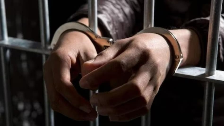 Mumbai Police later detained a 25-year-old man from Juhu for allegedly making the threat call. The man is suspected to have made the call while he was in dunk state Mumbai Police later detained a 25-year-old man from Juhu for allegedly making the threat call. The man is suspected to have made the call while he was in dunk state