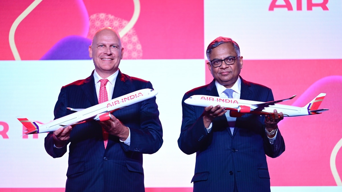 National flag carrier CEO Campbell Wilson (L) and Tata Sons Chairman Natarajan Chandrasekaran holding models of newly ordered Airbus and Boeing aircraft after promising to bring a best-in-class airline to the world. (Pic: Manish Rajput) National flag carrier CEO Campbell Wilson (L) and Tata Sons Chairman Natarajan Chandrasekaran holding models of newly ordered Airbus and Boeing aircraft after promising to bring a best-in-class airline to the world. (Pic: Manish Rajput)