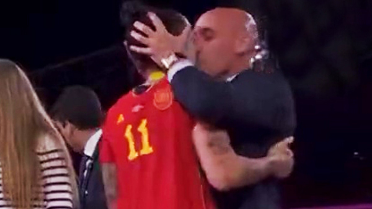 Spanish FA President kisses Hermoso Spanish FA President kisses Hermoso