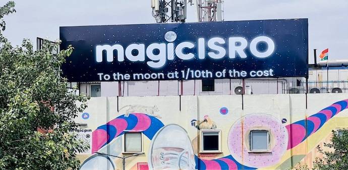 Magipin changed their 50-foot sign to 'MagicISRO' in Gurugram Magipin changed their 50-foot sign to 'MagicISRO' in Gurugram
