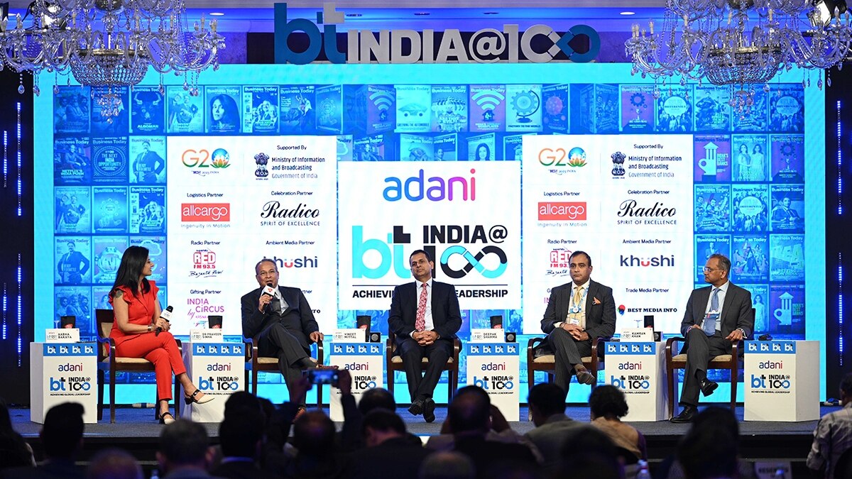 Experts at the session: A Bright Future Powered by Renewables. Experts at the session: A Bright Future Powered by Renewables.