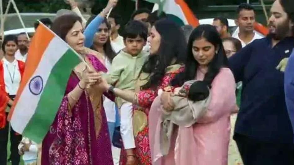 Nita Ambani was spotted with her grandkids, Prithvi Akash Ambani and Veda, daughter-in-law Shloka Ambani and daughter Isha Ambani. Nita Ambani was spotted with her grandkids, Prithvi Akash Ambani and Veda, daughter-in-law Shloka Ambani and daughter Isha Ambani.