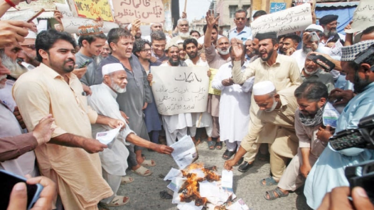 Protesters burned their electricity bills in Pakistan Protesters burned their electricity bills in Pakistan