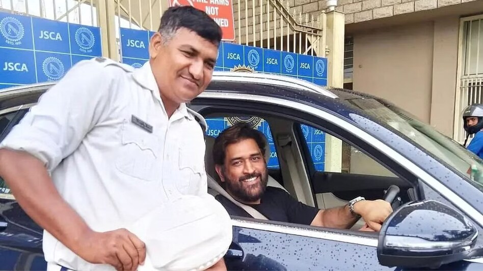 Fans also came forward and left sweet messages in the comment box. One fan wrote, “Kitna true and lovely personality hai Maahi sir ya Arijit Singh. Itna great hone ke baad bhi itna down to earth hai" Fans also came forward and left sweet messages in the comment box. One fan wrote, “Kitna true and lovely personality hai Maahi sir ya Arijit Singh. Itna great hone ke baad bhi itna down to earth hai"