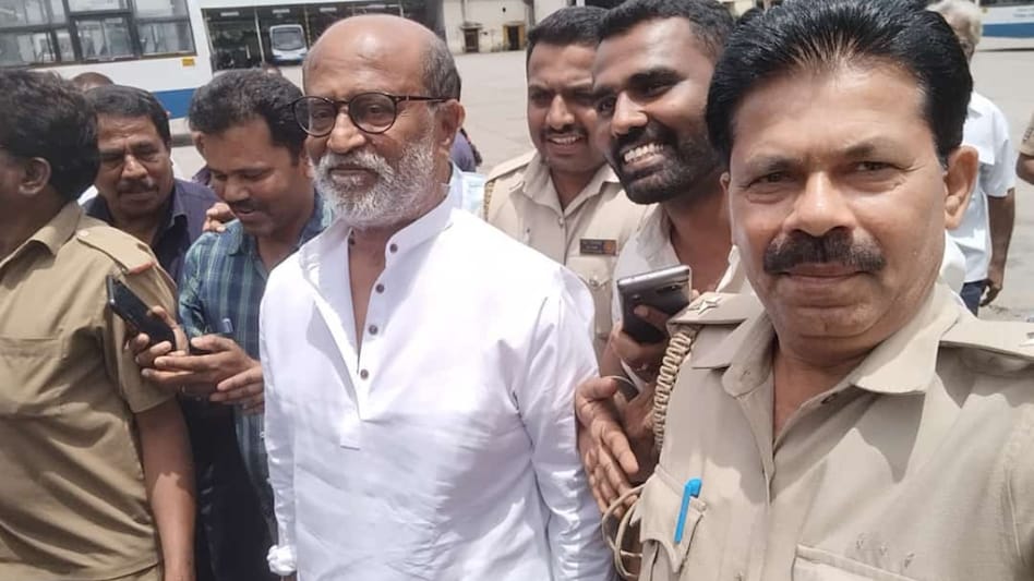 After the videos and pictures were posted online, internet users hailed the superstar's humble gesture After the videos and pictures were posted online, internet users hailed the superstar's humble gesture