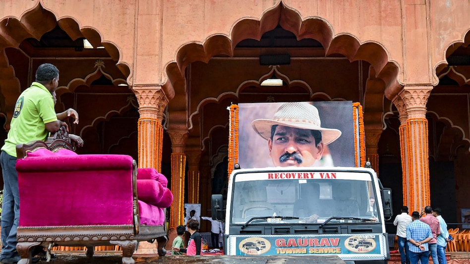 Nitin Desai named 4 people in voice notes before suicide, criticised financial services firm: Report Nitin Desai named 4 people in voice notes before suicide, criticised financial services firm: Report