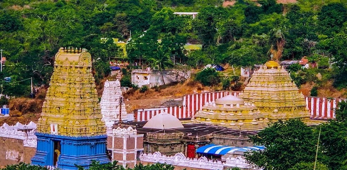Devotee drops Rs 100-crore cheque in Vizag temple's hundi, his bank balance turns out to be Rs 17 Devotee drops Rs 100-crore cheque in Vizag temple's hundi, his bank balance turns out to be Rs 17