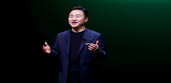 TM Roh, President and Head of MX Business, Samsung Electronics said that the reason they got into the foldables space is because it was natural that people would want to use foldable smartphones TM Roh, President and Head of MX Business, Samsung Electronics said that the reason they got into the foldables space is because it was natural that people would want to use foldable smartphones