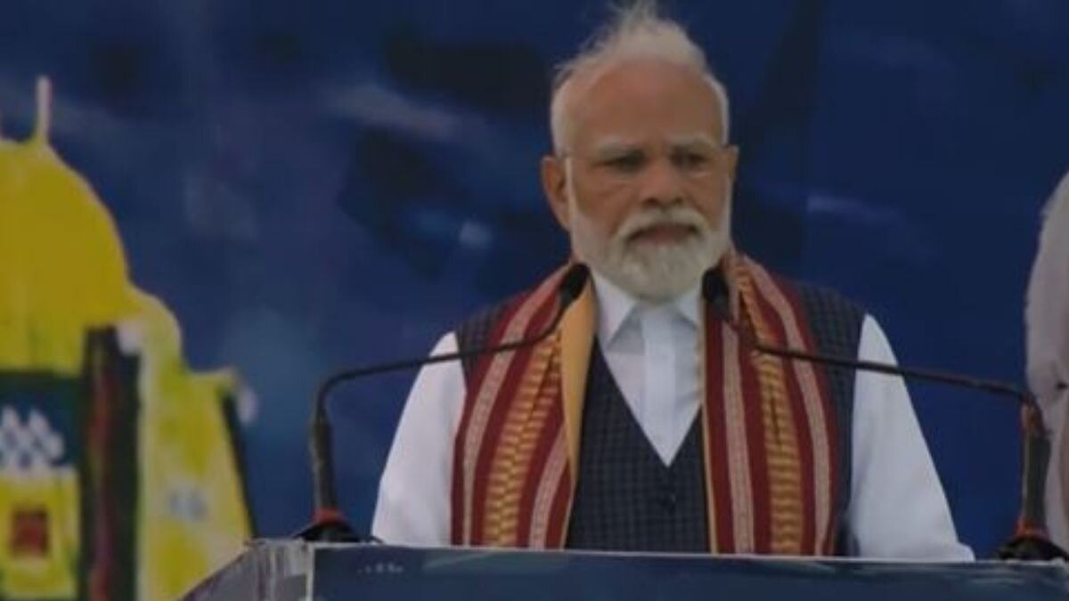 Watch: PM Modi stops his address midway, asks his doctors to check on person who fainted during his address in Delhi