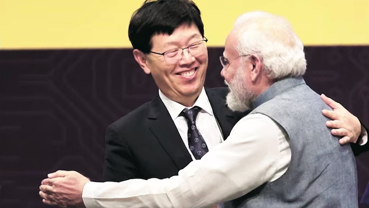 Foxconn CEO Young Liu recently met PM Narendra Modi in Gujarat at Semicon India 2023. Foxconn CEO Young Liu recently met PM Narendra Modi in Gujarat at Semicon India 2023.