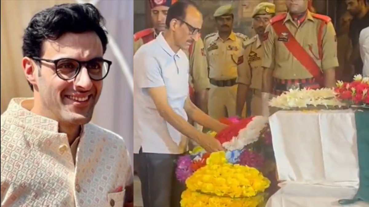 DSP Humayun Bhat's father lays wreath on his mortal remains DSP Humayun Bhat's father lays wreath on his mortal remains