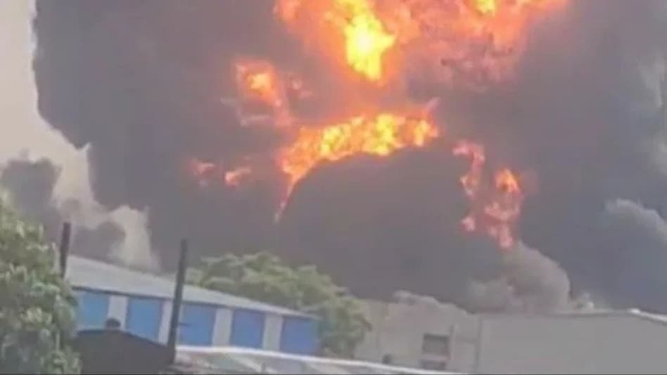 According to the people present on the spot, the fire broke out at around 11:00 am today According to the people present on the spot, the fire broke out at around 11:00 am today