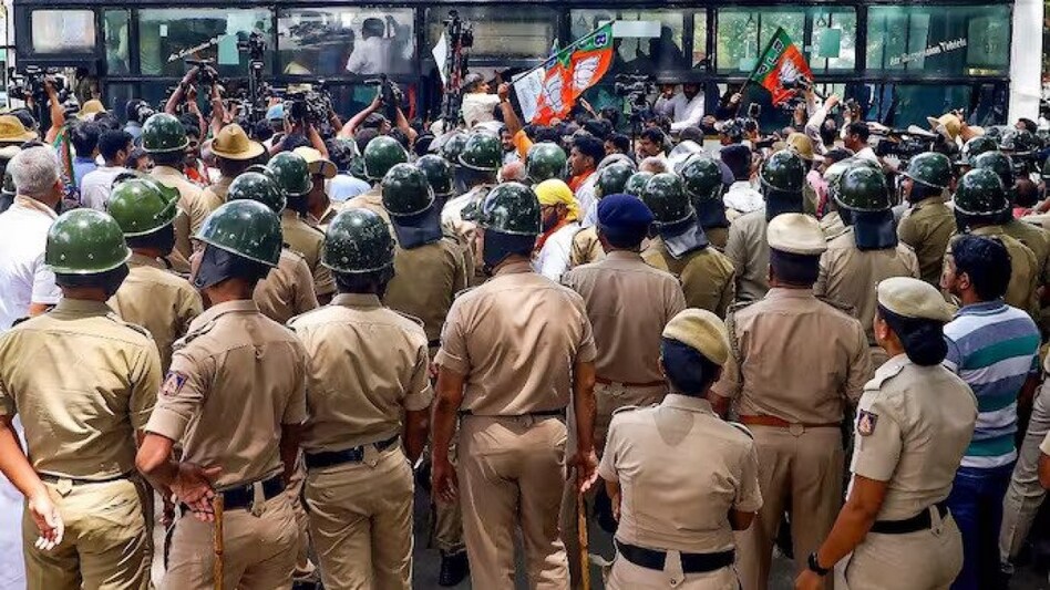 Under the leadership of Kannada activist and "Kannada Okkuta" leader Vatal Nagaraj, the Karnataka Bandh was announced and will be in effect from 6 am to 6 pm on Friday Under the leadership of Kannada activist and "Kannada Okkuta" leader Vatal Nagaraj, the Karnataka Bandh was announced and will be in effect from 6 am to 6 pm on Friday