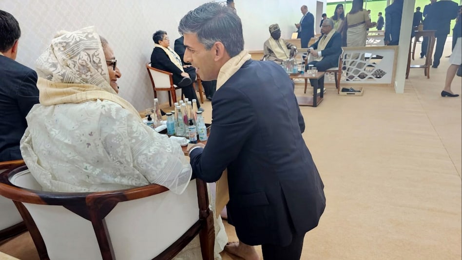 Rishi Sunak down on one knee to talk to Sheikh Hasina Rishi Sunak down on one knee to talk to Sheikh Hasina