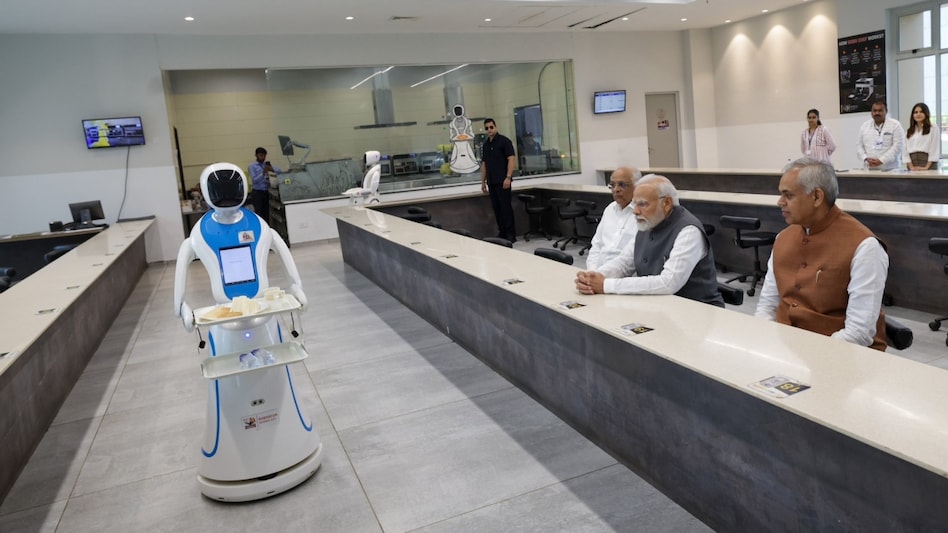 Robot serving to PM Modi Robot serving to PM Modi