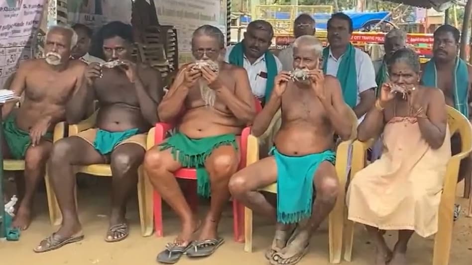 Cauvery water dispute: Farmers in Tamil Nadu's Trichy protest by holding rats in their mouth Cauvery water dispute: Farmers in Tamil Nadu's Trichy protest by holding rats in their mouth
