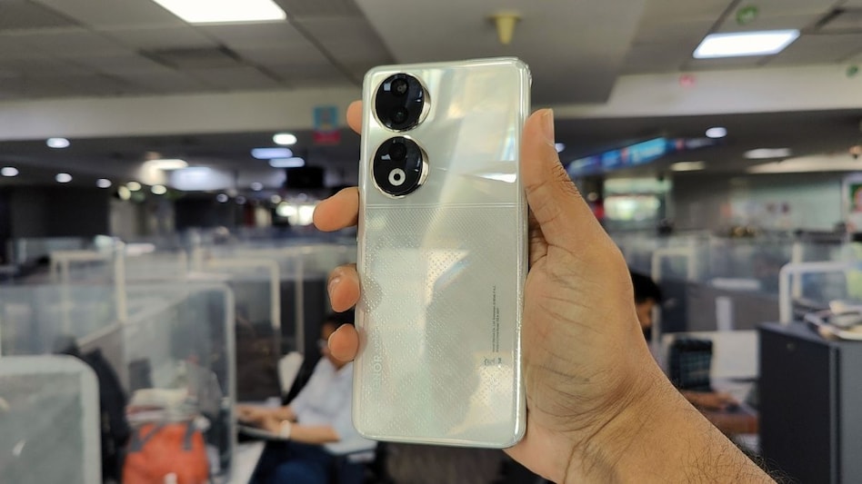 Honor 90 in the glossy Diamond Silver colour (Image: Danny Dcruze) Honor 90 in the glossy Diamond Silver colour (Image: Danny Dcruze)