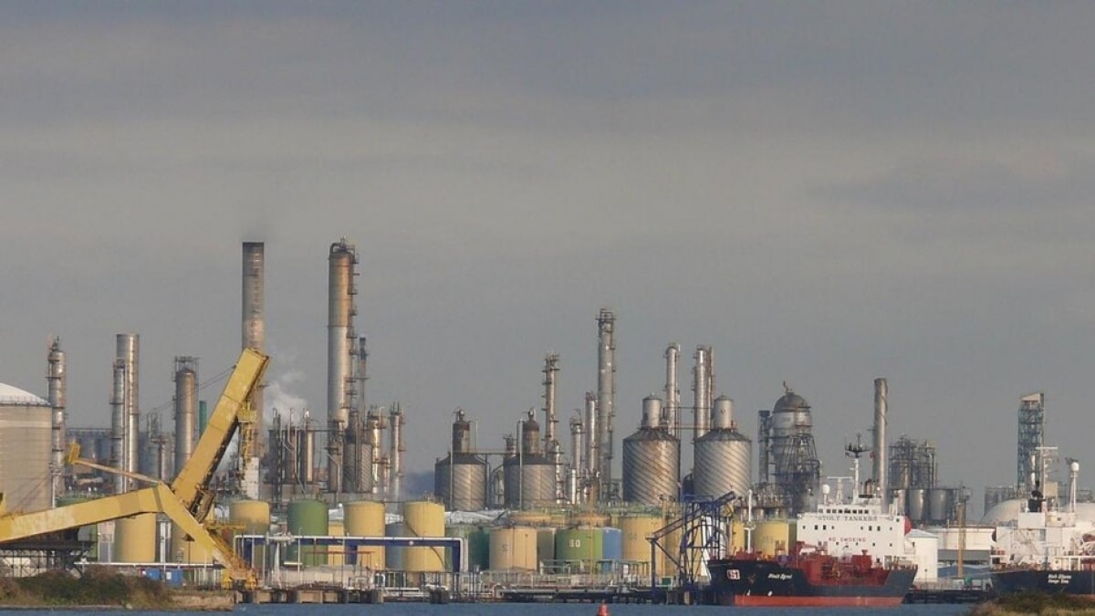 Oil jumps as Saudi Arabia and Russia extend supply cuts to end-2023