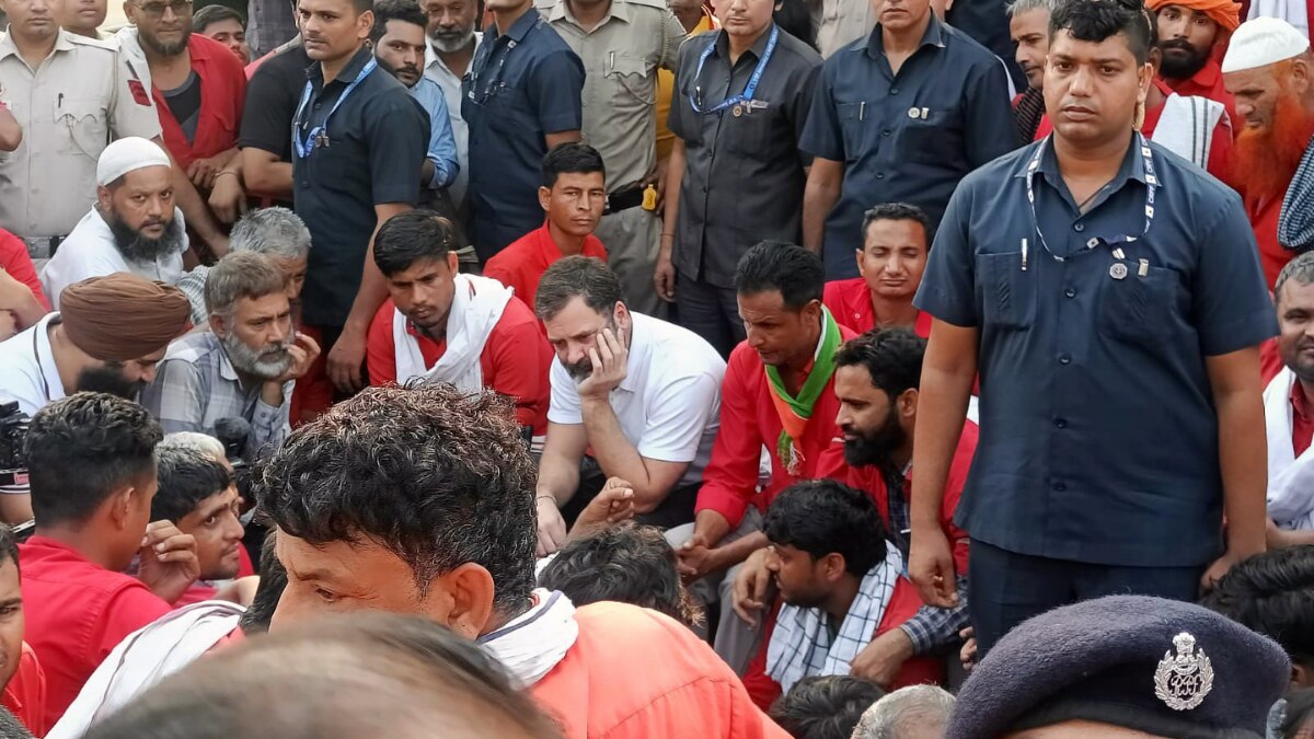 A witness present at Anand Vihar Railway Station shared, "Extremely happy that Rahul Gandhi met auto drivers and coolies here (Anand Vihar)" A witness present at Anand Vihar Railway Station shared, "Extremely happy that Rahul Gandhi met auto drivers and coolies here (Anand Vihar)"