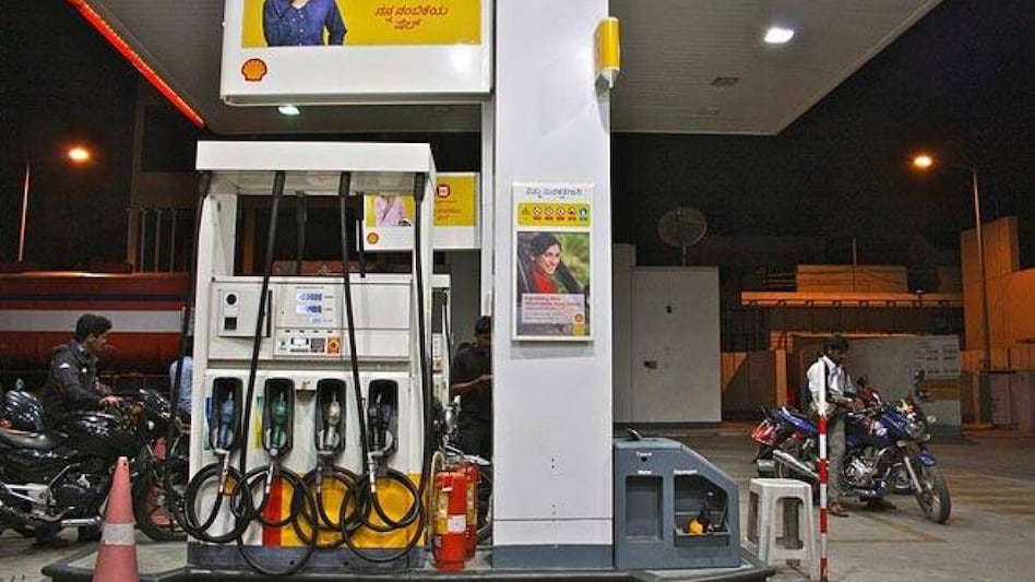 The owners of fuel stations in Rajasthan said that the high VAT rates have led to a decrease in revenue. The owners of fuel stations in Rajasthan said that the high VAT rates have led to a decrease in revenue.