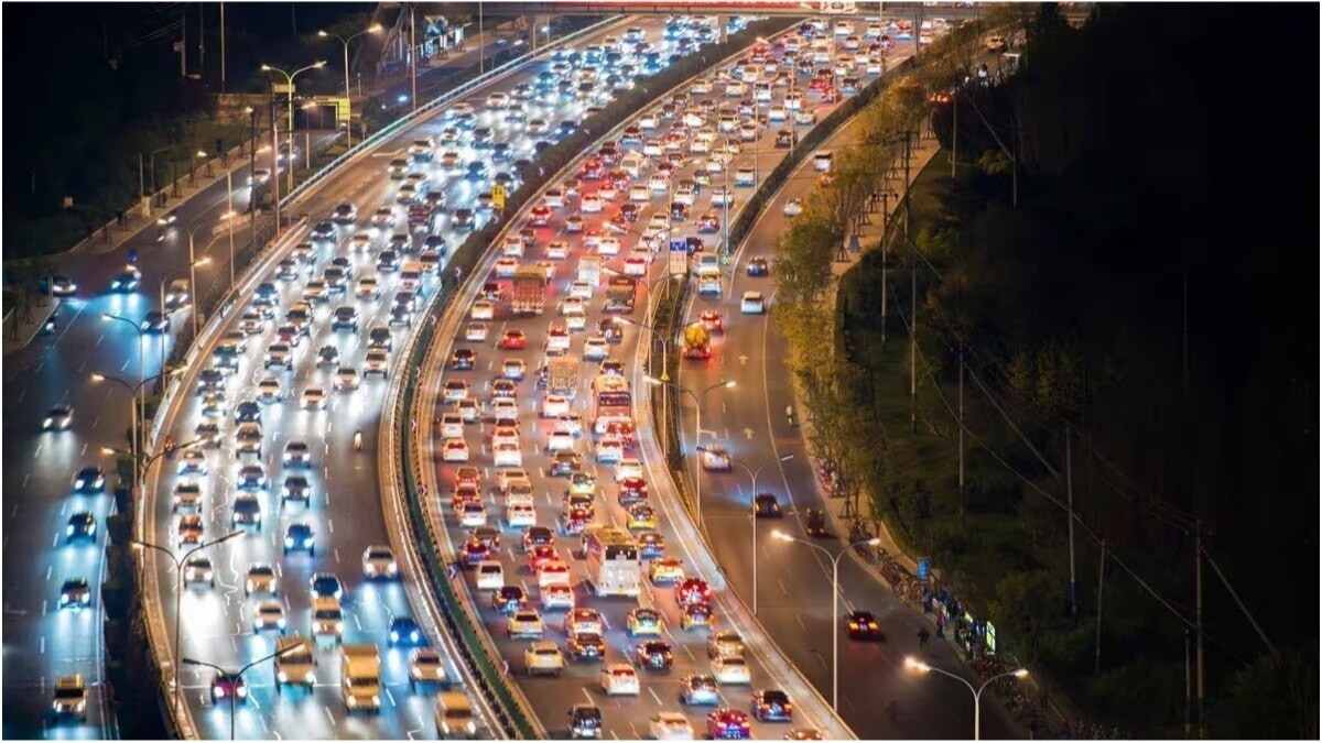 Due to Bengaluru shutdown on September 26, the traffic on roads was two times more than the normal vehicle count Due to Bengaluru shutdown on September 26, the traffic on roads was two times more than the normal vehicle count