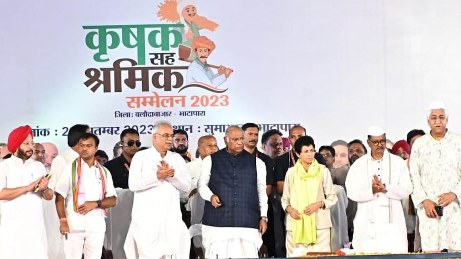 Congress President Mallikarjun Kharge attended a Farmers cum Workers Conference in Balodabazar-Bhatapara district Congress President Mallikarjun Kharge attended a Farmers cum Workers Conference in Balodabazar-Bhatapara district