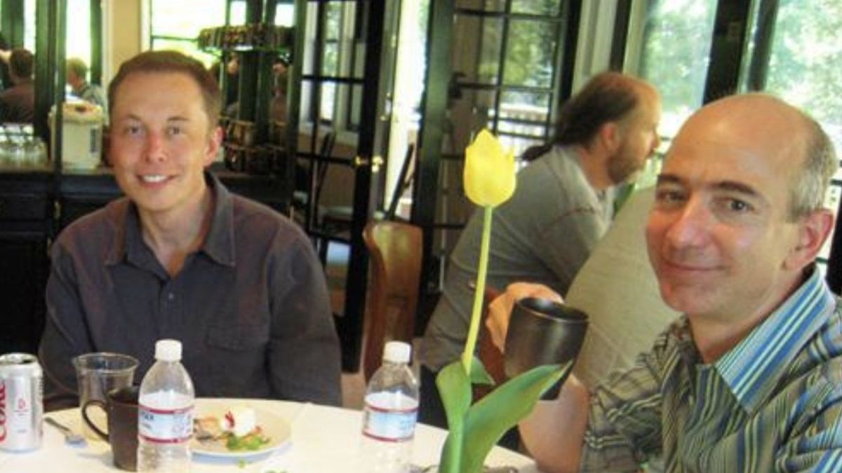 Image of Musk and Bezos (Picture posted by @TrungTPhan on Twitter) Image of Musk and Bezos (Picture posted by @TrungTPhan on Twitter)