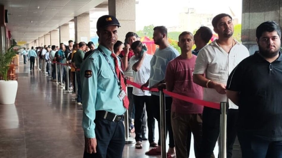 Apple fans line-up outside Apple Saket store (Image: Priya Singh) Apple fans line-up outside Apple Saket store (Image: Priya Singh)