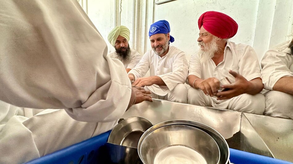 Rahul Gandhi performs sewa at Golden Temple Rahul Gandhi performs sewa at Golden Temple