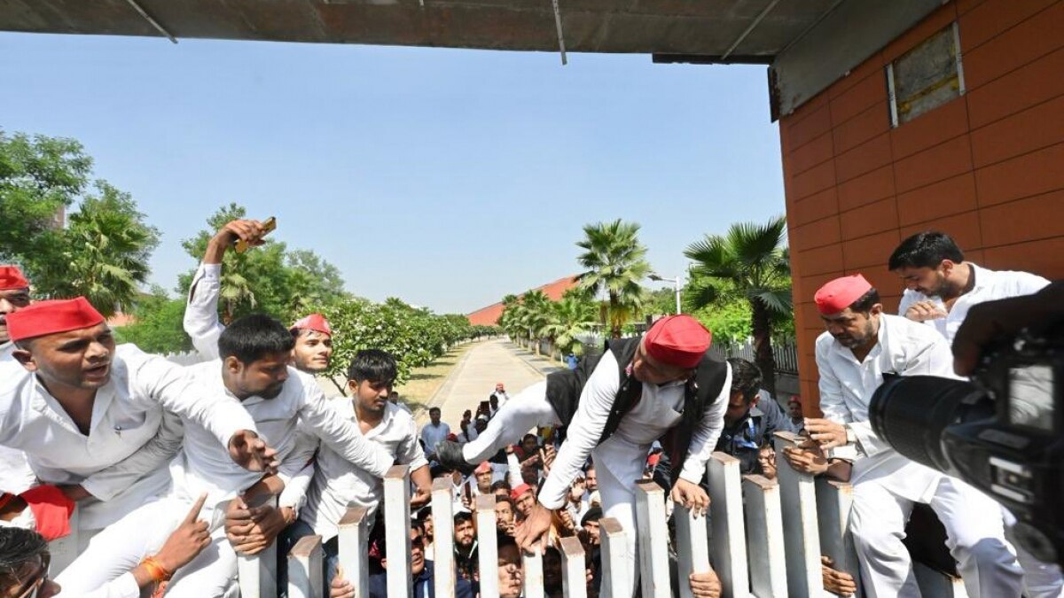 Akhilesh Yadav scales JPNIC gate to pay tribute to Jayaprakash Narayan; see pics