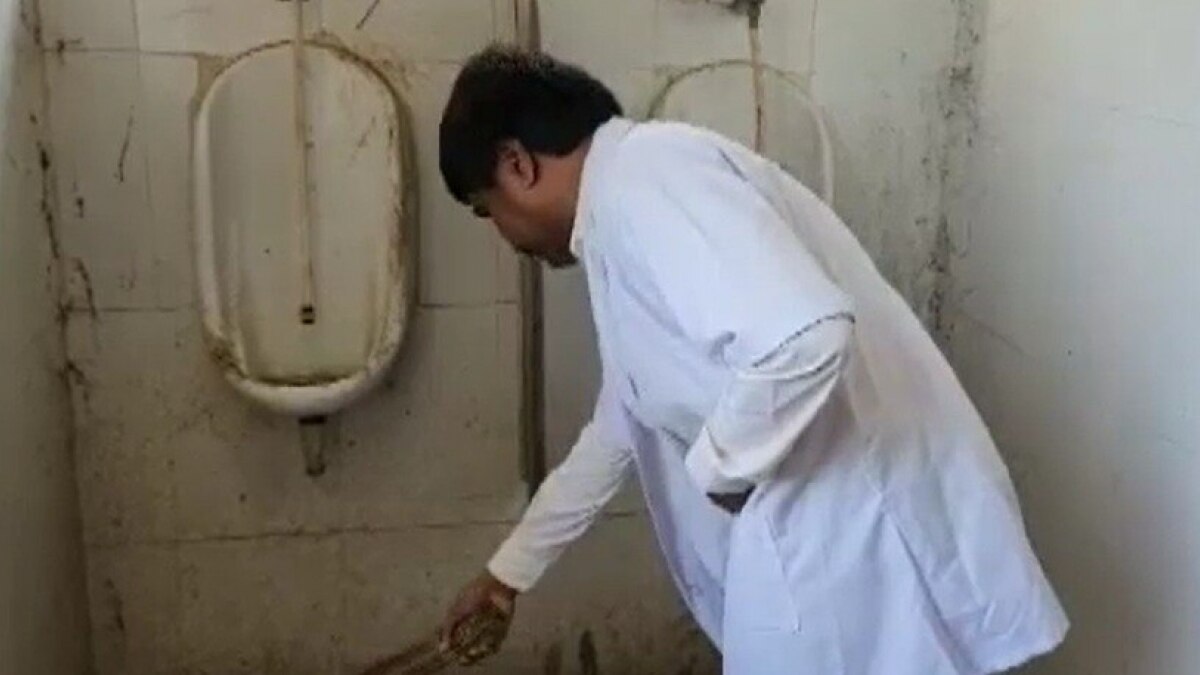 In Maharashtra hospital where 31 died in 48 hrs, Shiv Sena MP makes dean clean dirty toilet