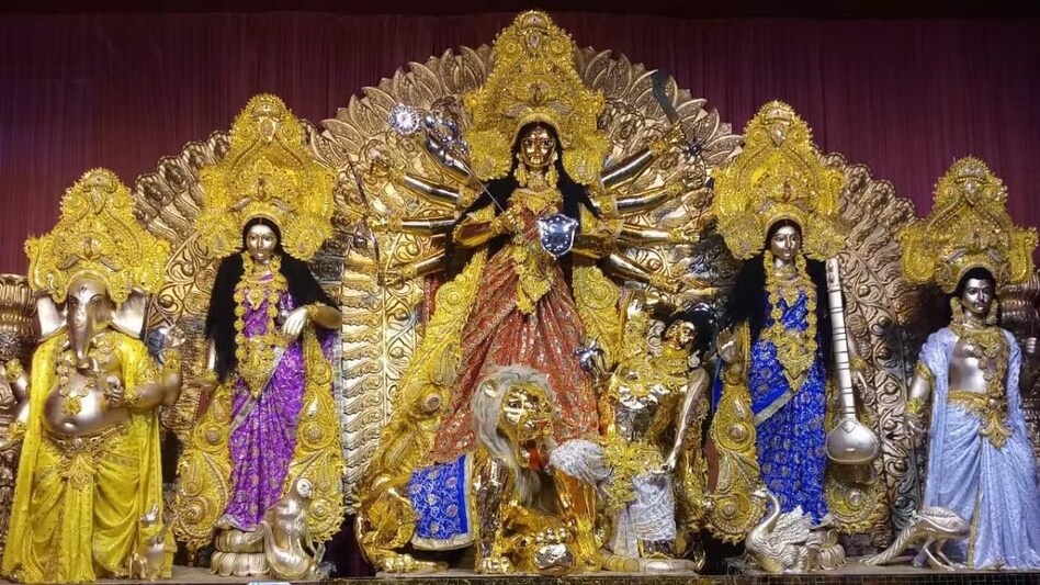 The idol is nine-and-a-half feet long and four-and-a-half feet wide. The idol is nine-and-a-half feet long and four-and-a-half feet wide.