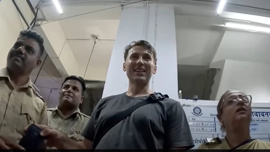 However, this unfortunate turn of events where he lost his iPhone happened during his stay in Mumbai However, this unfortunate turn of events where he lost his iPhone happened during his stay in Mumbai
