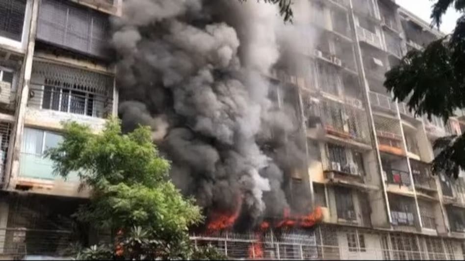 Mumbai: Two die in deadly fire at 8-storey building in Kandivali Mumbai: Two die in deadly fire at 8-storey building in Kandivali