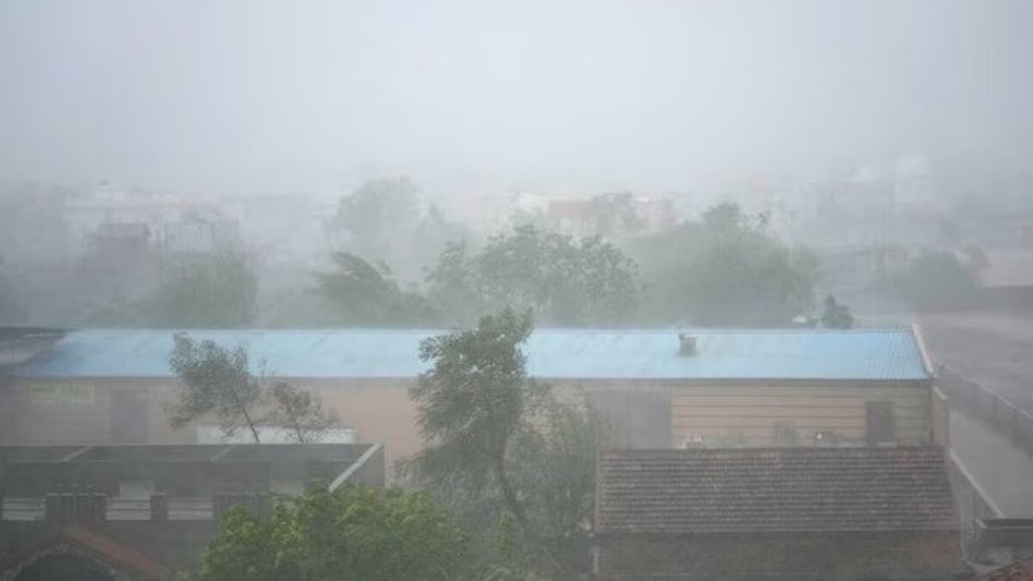 Cyclone 'Hamoon': Landfall process commences, IMD predicts rains in THESE states; check full forecast Cyclone 'Hamoon': Landfall process commences, IMD predicts rains in THESE states; check full forecast