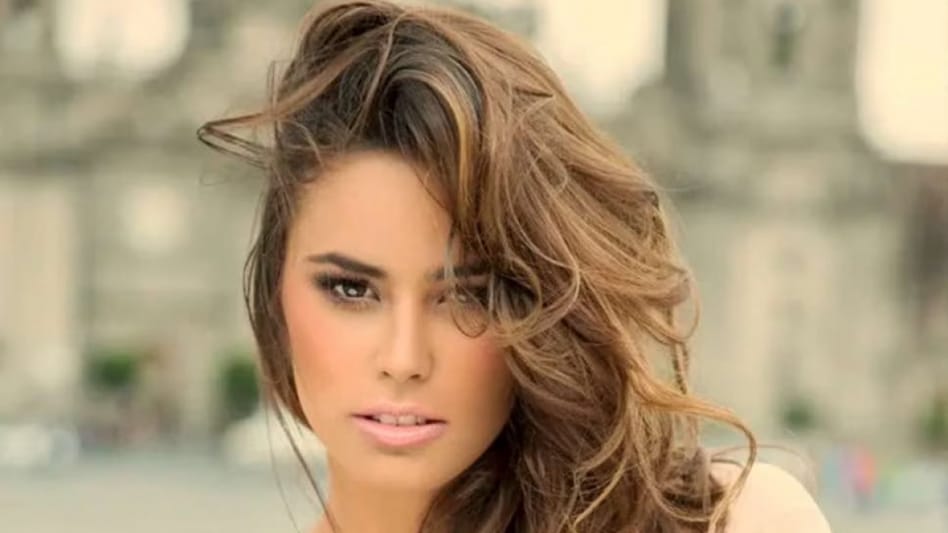 Apart from modeling, de Armas sold hair, makeup and personal care products through the Shey De Armas Beauty Studio Apart from modeling, de Armas sold hair, makeup and personal care products through the Shey De Armas Beauty Studio