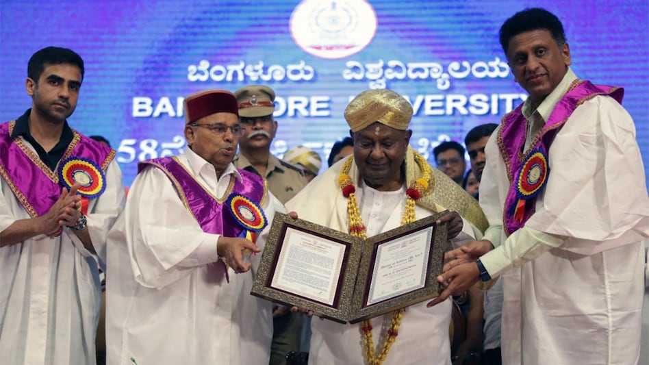Zerodha co-founder Nikhil Kamath (extreme left) along with former Prime Minster H.D. Deve Gowda and other dignitaries at Bangalore University convocation held last week. -16:9 Zerodha co-founder Nikhil Kamath (extreme left) along with former Prime Minster H.D. Deve Gowda and other dignitaries at Bangalore University convocation held last week. -16:9