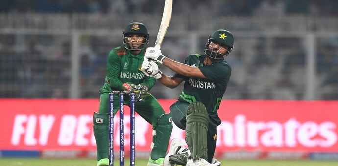 Pakistan's opening pair, which had been struggling to give the team a good start in this World Cup, got a 100-run plus partnership. Pakistan's opening pair, which had been struggling to give the team a good start in this World Cup, got a 100-run plus partnership.