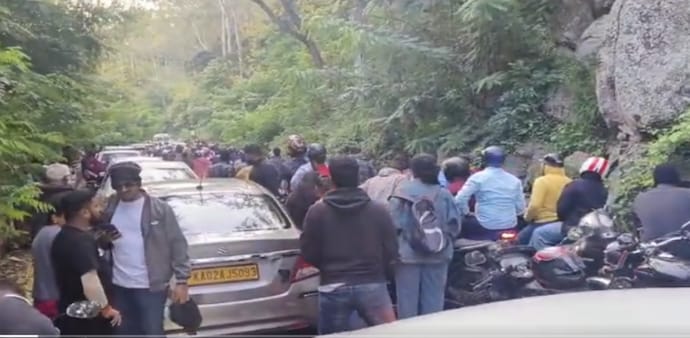 The caption of the video reads, “Famous weekend getaway from #Bangalore nandi hills had a massive kilo metro jam due to heavy influx of vehicles" The caption of the video reads, “Famous weekend getaway from #Bangalore nandi hills had a massive kilo metro jam due to heavy influx of vehicles"
